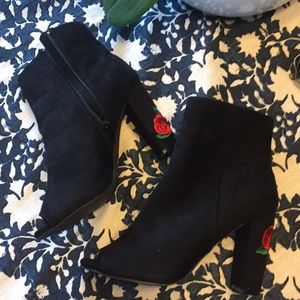 RUE 21🌹 open toe faux suede bootie
